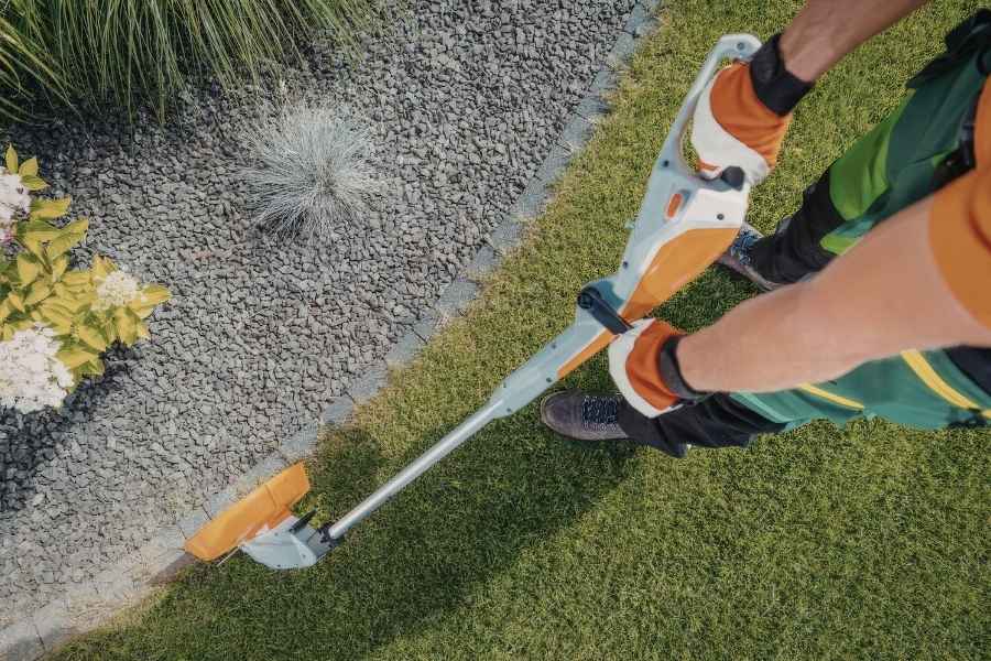 Utilisation d’une débroussailleuse ou coupe-bordures pour tailler les bordures de pelouse