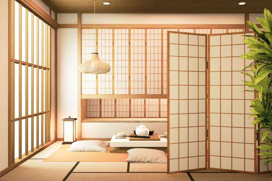 Une pièce de style japonais traditionnel avec des cloisons en bois de type shoji, un sol en tatami et un service à thé.